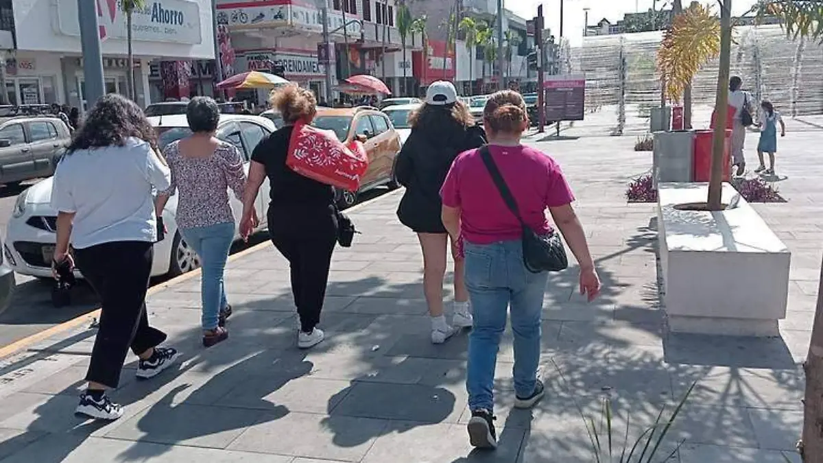 Mujeres caminando en el parque de Tapachula